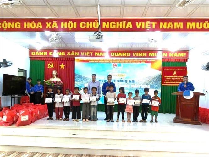 Học sinh nhận học bổng tại chương trình. Ảnh: K GỬIH-TTXVN