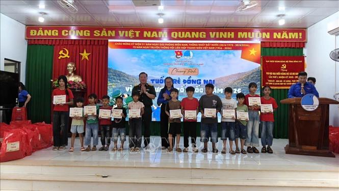 Học sinh nhận học bổng tại chương trình. Ảnh: K GỬIH-TTXVN