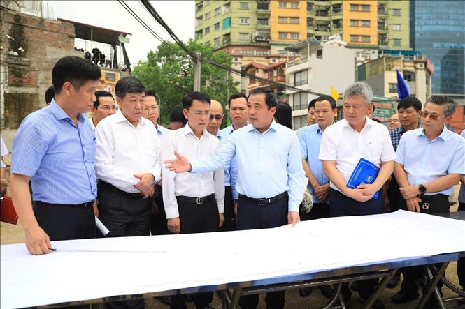 Chiều 18/4, Bí thư Thành ủy Hà Nội Trần Đức Thắng và Phó Bí thư Thường trực Thành ủy Nguyễn Trọng Đông kiểm tra tiến độ dự án đường Vành đai 1 (đoạn Hoàng Cầu - Voi Phục). Ảnh: TTXVN phát