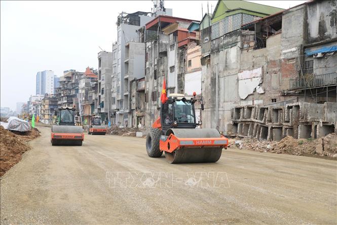Thi công tại dự án đường Vành đai 1 (đoạn Hoàng Cầu - Voi Phục). Ảnh: TTXVN phát