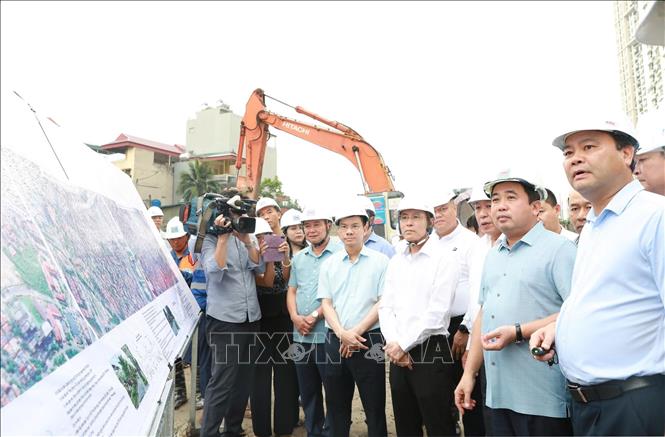Chiều 19/4, Bí thư Thành ủy Hà Nội Trần Đức Thắng và Phó Bí thư Thường trực Thành ủy Hà Nội Nguyễn Trọng Đông kiểm tra thực địa dự án đường Vành đai 2.5. Ảnh: TTXVN phát