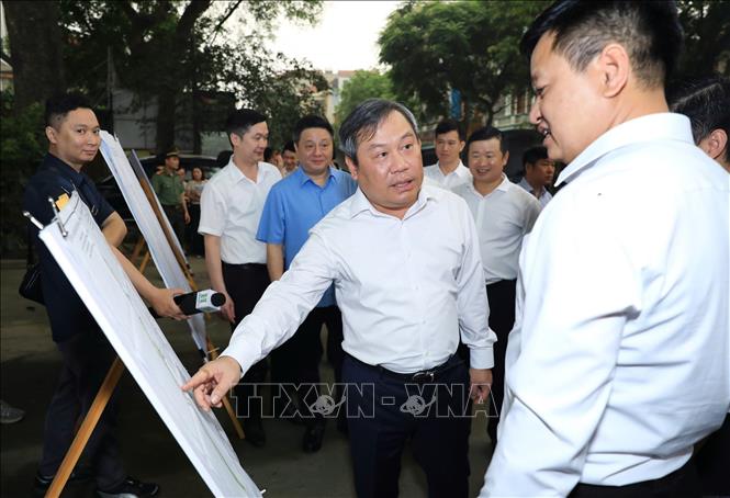 Sáng 19/4, Chủ tịch UBND TP Hà Nội Vũ Đại Thắng yêu cầu hoàn thành giải phóng mặt bằng Dự án đường 70 và Quốc lộ 21B trong quý II/2026. Ảnh: TTXVN phát