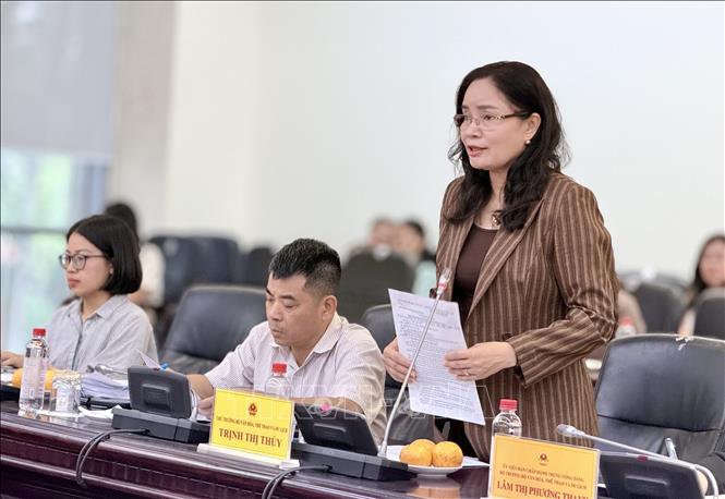 Thứ trưởng Bộ Văn hóa Thể thao và Du lịch Trịnh Thị Thủy trình bày dự thảo Nghị quyết. Ảnh: Đỗ Bình - TTXVN 