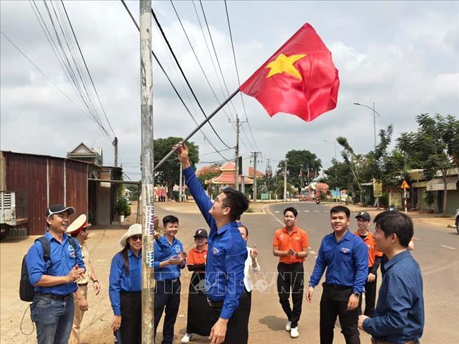 Trao công trình “Đường cờ Tổ quốc” tại thôn Bù Lư (Bù Gia Mập, Đồng Nai). Ảnh: K GỬIH-TTXVN