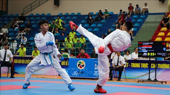 Vận động viên tranh tài sôi nổi ở nội dung Kumite. Ảnh: Hồng Thái - TTXVN