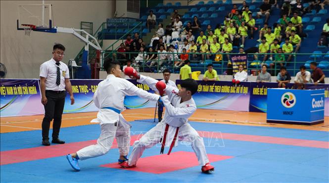 Vận động viên tranh tài sôi nổi ở nội dung Kumite. Ảnh: Hồng Thái - TTXVN