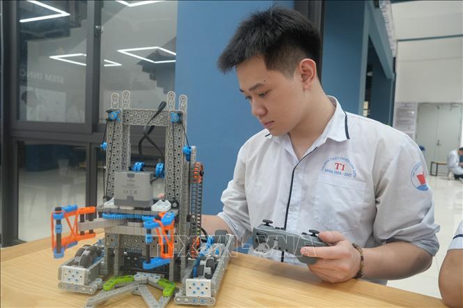Việc đưa vào sử dụng phòng học STEM giúp học sinh tiếp cận giáo dục mới, góp phần hiện thực hóa mục tiêu xây dựng môi trường học tập hiện đại, nhân văn, kết nối với tương lai. Ảnh: Khiếu Tư - TTXVN