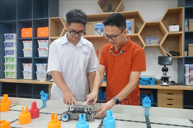 Thầy và trò Trường THPT Hàm Rồng hào hứng khi được học tập trong môi trường hiện đại, nơi học sinh có thể khám phá, thử nghiệm và sáng tạo. Ảnh: Khiếu Tư - TTXVN