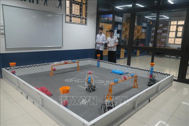 Không gian trải nghiệm thực hành giúp học sinh hứng thú hơn, đồng thời hình thành kỹ năng nghiên cứu khoa học ngay từ cấp trung học phổ thông. Ảnh: Khiếu Tư - TTXVN