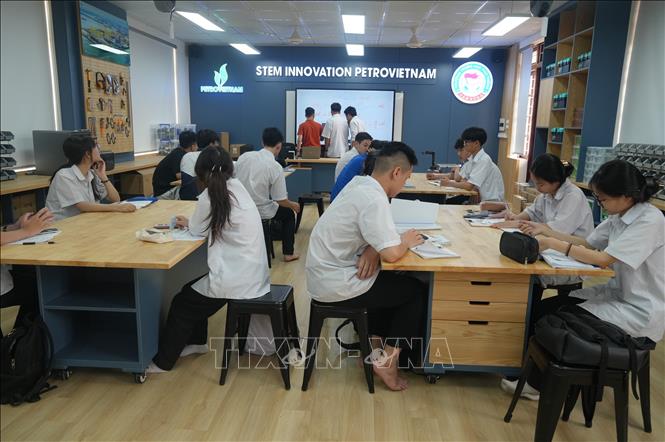 Năm 2025, Trường THPT Hàm Rồng được đầu tư phòng học STEM hiện đại, thiết kế theo các tiêu chuẩn quốc tế như NGSS, ISTE, CSTA, đáp ứng đầy đủ yêu cầu dạy học liên môn, thực hành và nghiên cứu khoa học. Ảnh: Khiếu Tư - TTXVN