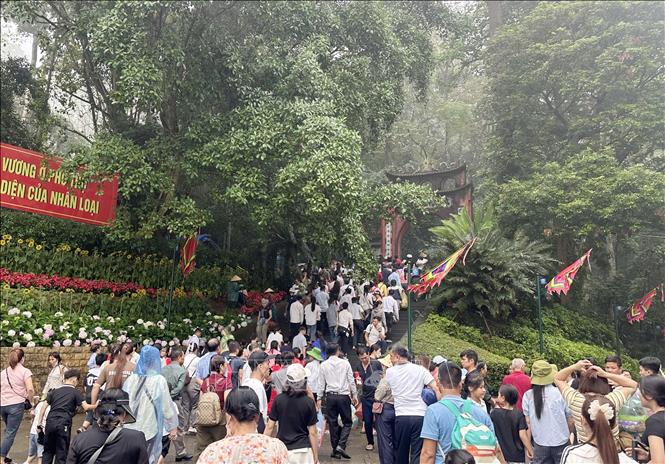 Ngay từ sáng sớm, dòng người đổ về Đền Hùng mỗi lúc một đông, tạo nên cảnh trật kín tại các lối lên. Ảnh: Tạ Toàn – TTXVN