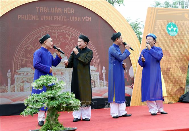 Tiết mục hát chèo của phường Vĩnh Phúc tại Hội trại văn hóa, khu di tích lịch sử Đền Hùng. Ảnh: Tạ Toàn - TTXVN