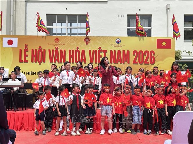 Thiếu nhi Việt Nam tại Osaka biểu diễn bài hát “Ai yêu Bác Hồ Chí Minh”. Ảnh: Nguyễn Tuyến – PV TTXVN tại Nhật Bản