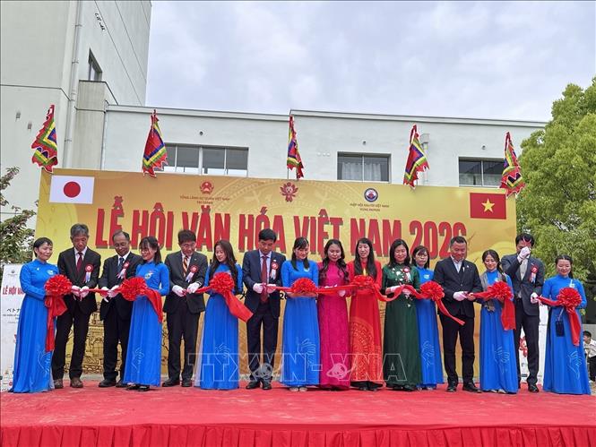Các đại biểu cắt băng khai mạc lễ hội. Ảnh: Nguyễn Tuyến – Pv TTXVN tại Nhật Bản