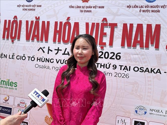 Bà Lê Thương, Trưởng ban Tổ chức lễ hội, Chủ tịch Hội người Việt vùng Kansai trả lời phỏng vấn của TTXVN. Ảnh: Nguyễn Tuyến – PV TTXVN tại Nhật Bản