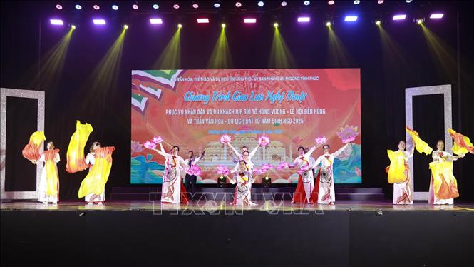 Tiết mục văn nghệ của phường Vĩnh Phúc tại chương trình. Ảnh: Hoàng Hùng  – TTXVN 