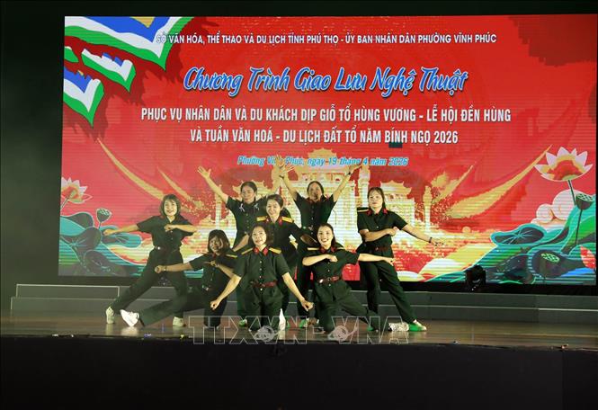 Tiết mục nhảy của phường Vĩnh Phúc tại chương trình. Ảnh: Nguyễn Thảo – TTXVN 