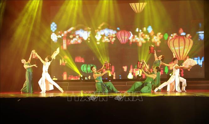 Tiết mục nghệ thuật được dàn dựng công phu trong khuôn khổ chương trình. Ảnh: Hoàng Hùng – TTXVN