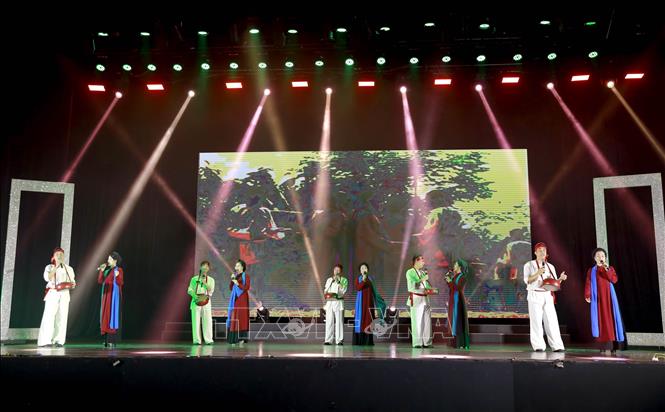 Các nghệ sĩ trình diễn Hát Xoan tại chương trình. Ảnh: Nguyễn Thảo – TTXVN 