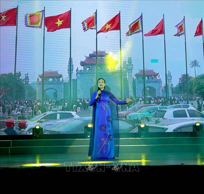 Tiết mục đơn ca nữ tại chương trình nghệ chào mừng Giỗ Tổ Hùng Vương. Ảnh: Nguyễn Thảo – TTXVN 