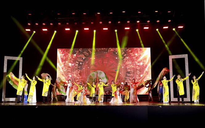 Các nghệ sĩ Nhà hát Lạc Hồng Phú Thọ trình diễn tiết mục hát múa “Về đây Phú Thọ quê mình”. Ảnh: Hoàng Hùng – TTXVN 