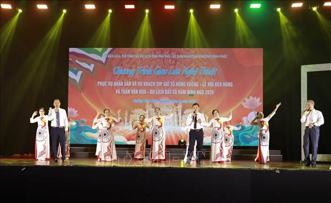 Tiết mục văn nghẹ của phường Vĩnh Phúc tại chương trình. Ảnh: Hoàng Hùng  – TTXVN 