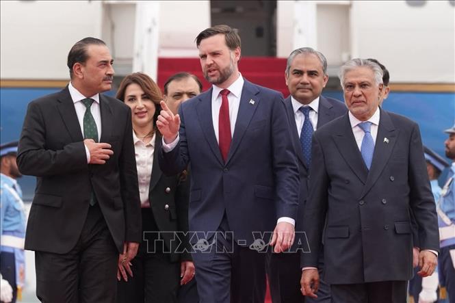 Phó Tổng thống Mỹ JD Vance (giữa) dẫn đầu phái đoàn Mỹ tới Pakistan để tham dự cuộc đàm phán với phía Iran ngày 11/4/2026. Ảnh: THX/TTXVN