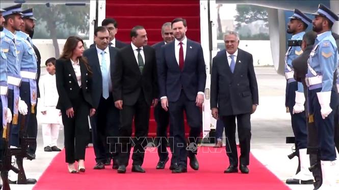 Phó Tổng thống Mỹ JD Vance (thứ 2, phải) dẫn đầu phái đoàn Mỹ tới Pakistan để tham dự cuộc đàm phán với phía Iran ngày 11/4/2026. Ảnh: THX/TTXVN