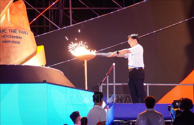 Ông Nguyễn Mạnh Cường, Phó Chủ tịch UBND Thành phố Hồ Chí Minh thực hiện nghi thức châm lửa khai mạc Đại hội. Ảnh: Trung Tuyến - TTXVN