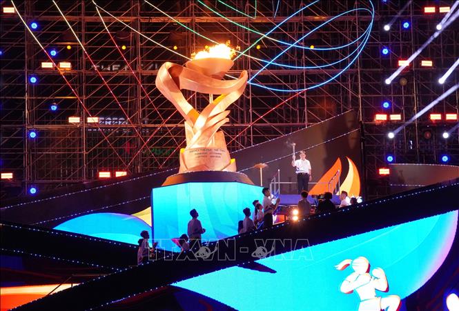 Ông Nguyễn Mạnh Cường, Phó Chủ tịch UBND Thành phố Hồ Chí Minh thực hiện nghi lễ thắp đài lửa khai mạc Đại hội. Ảnh: Trung Tuyến - TTXVN