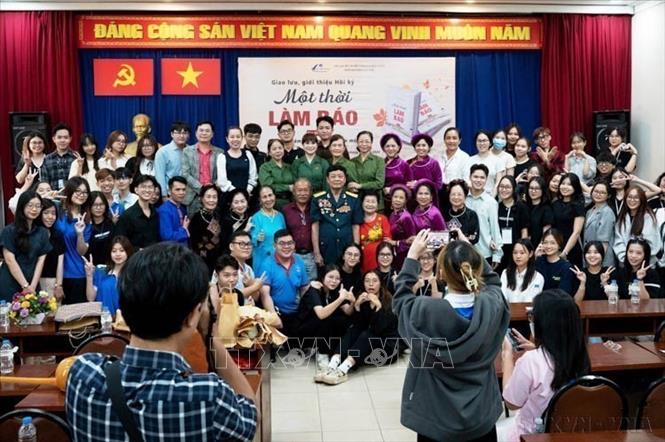 Sinh viên và các cựu nhà báo cách mạng tham gia buổi giao lưu, giới thiệu hồi ký “Một thời làm báo” tập XXI do Hội nhà báo Thành phố Chí Minh và Khoa Xã hội - Truyền thông, Trường Đại học Văn Hiến tổ chức (13/06/2024). Ảnh: Phi Vũ - TTXVN