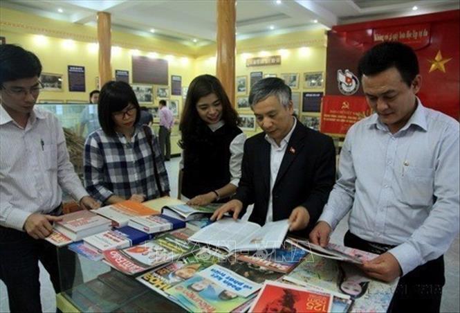 Các hội viên Hội Nhà báo tỉnh Thái Nguyên thăm nhà trưng bày tư liệu tại di tích, nơi thành lập Hội Nhà báo Việt Nam tại xóm Roòng Khoa, xã Điềm Mặc, huyện Định Hóa, tỉnh Thái Nguyên (17/4/2017). Ảnh Thu Hằng - TTXVN