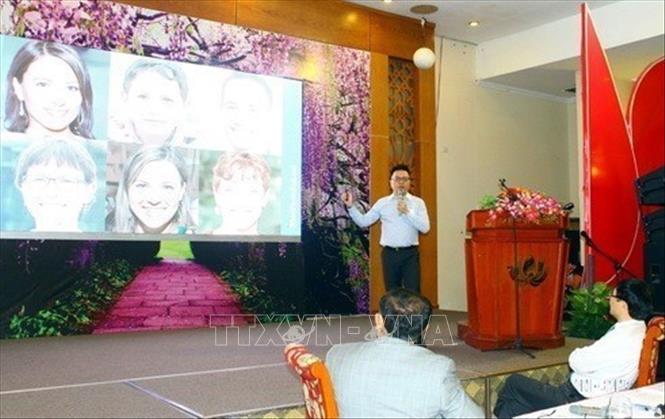 Phó Tổng Giám đốc TTXVN Lê Quốc Minh trình bày tham luận “Trí tuệ nhân tạo và báo chí - Xu hướng thế giới và chiến lược của TTXVN” tại Hội thảo quốc tế với chủ đề: “Báo chí Việt - Lào trong kỷ nguyên truyền thông số” do Hội Nhà báo Việt Nam và Hội Nhà báo Lào tổ chức. (7/2019). Ảnh: Tá Chuyên - TTXVN