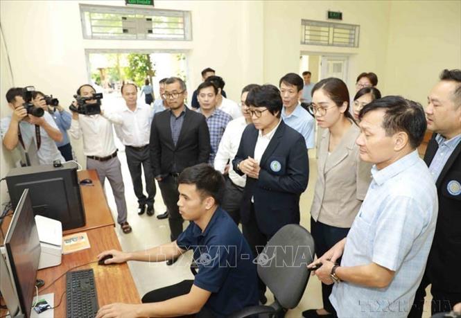 Đoàn công tác Hội Nhà báo Thái Lan và Hội Nhà báo Việt Nam tham quan nhà in của báo Vĩnh Phúc (14/8/2024). Ảnh: Hoàng Hùng - TTXVN