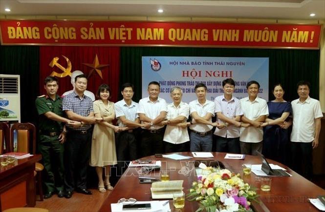 Đại diện các cơ quan thông tấn, báo chí trên địa bàn tỉnh Thái Nguyên ký cam kết giao ước thi đua xây tại Hội nghị phát động phong trào “Xây dựng môi trường văn hóa trong các cơ quan báo chí và văn hóa người làm báo Việt Nam” theo hướng dẫn của Hội Nhà báo Việt Nam (28/7/2022). Ảnh: Thu Hằng - TTXVN