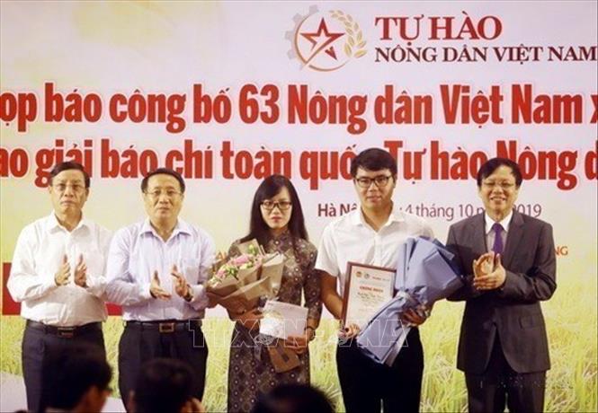 Trao giải Nhất cho nhóm tác giả của báo Vietnamnet tại lễ trao giải báo chí toàn quốc Tự hào Nông dân Việt Nam 2018-2019 do Trung ương Hội Nông dân Việt Nam phối hợp với Hội Nhà báo Việt Nam tổ chức (4/10/2019). Ảnh: Huy Hùng - TTXVN