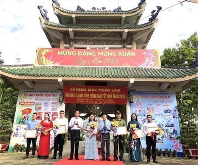Ban tổ chức Hội Báo xuân tỉnh Đồng Nai Tết Qúy Mão 2023 khen thưởng các tác giả đạt Giải thưởng sáng tác, quảng bá tác phẩm văn học, nghệ thuật, báo chí về chủ đề “Học tập và làm theo tư tưởng, đạo đức, phong cách Hồ Chí Minh” đợt 1, giai đoạn 2021-2025 (17/1/2023). Ảnh: Nguyễn Văn Việt - TTXVN
