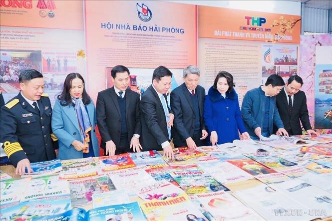 Các đại biểu tham quan gian giới thiệu ấn phẩm báo chí tại Hội Báo Xuân Quý Mão 2023 do Hội Nhà báo Hải Phòng phối hợp với Sở Thông tin và Truyền thông Hải Phòng tổ chức (17/1/2023). Ảnh: Minh Huệ - TTXVN