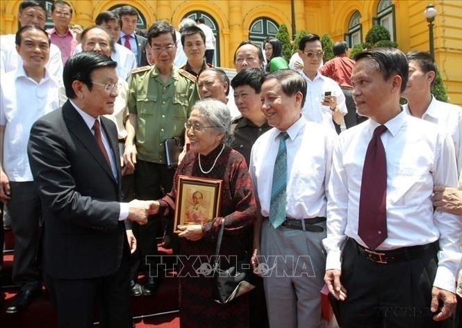 Chủ tịch nước Trương Tấn Sang với các đại biểu Hội Nhà báo Việt Nam dự kỷ niệm 90 năm Ngày Báo chí cách mạng Việt Nam (21/6/1925-21/6/2015). Ảnh: Nguyễn Khang - TTXVN