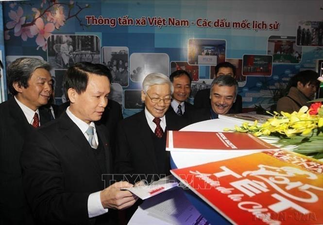 Tổng Bí thư Nguyễn Phú Trọng thăm gian trưng bày các ấn phẩm báo chí của Thông tấn xã Việt Nam tại Hội báo Xuân Ất Mùi 2015. Ảnh: Trí Dũng - TTXVN