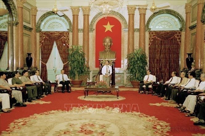 Chủ tịch nước Trần Đức Lương phát biểu tại buổi gặp gỡ các đồng chí lãnh đạo Ban Văn hóa-Tư tưởng, Hội Nhà báo Việt Nam và các cơ quan thông tin đại chúng, nhân kỷ niệm 80 năm ngày Báo chí Cách mạng Việt Nam, ngày 20/6/2005, tại Phủ Chủ tịch. Ảnh: Nguyễn Khang - TTXVN