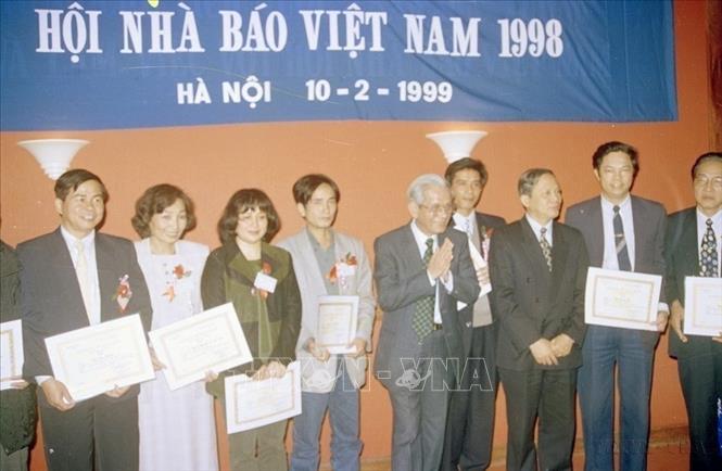 Trưởng Ban Tư tưởng - Văn hóa Trung ương Hữu Thọ trao giải cho các tác giả tại Lễ trao giải báo chí toàn quốc 1998. Ảnh: Trần Thiêm - TTXVN