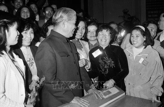Tổng Bí thư Đỗ Mười gặp gỡ các đại biểu dự đại hội VI Hội nhà báo Việt Nam, tổ chức từ ngày 8-9/3/1995, tại Hà Nội. Ảnh: Văn Hiền - TTXVN