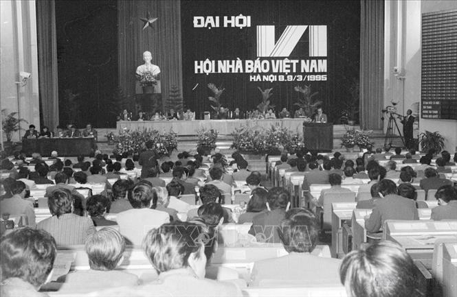 Phiên khai mạc Ðại hội lần thứ VI Hội nhà báo Việt Nam diễn ra tại Hà Nội, từ ngày 8-9/3/1995. Ảnh: Văn Hiền - TTXVN