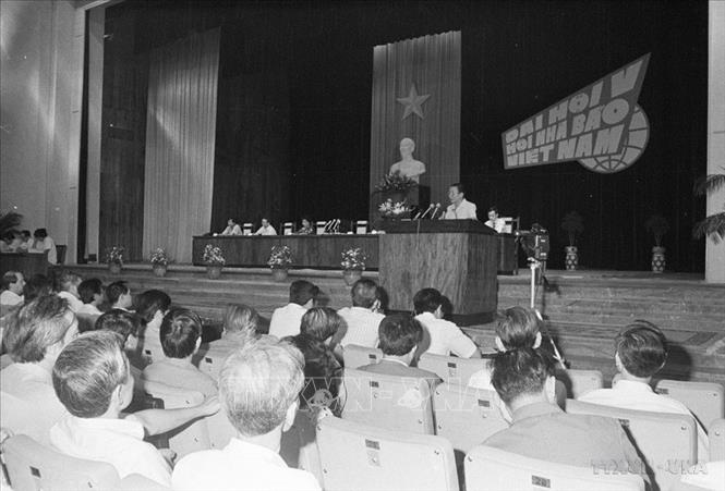 Đồng chí Đào Tùng, Tổng thư ký Hội nhà báo Việt Nam khóa 4 đọc báo cáo tại Đại hội V Hội nhà báo Việt Nam, tổ chức tại hội trường Ba Đình (Hà Nội) từ 16 đến 18/10/1989. Ảnh: Văn Hiền - TTXVN