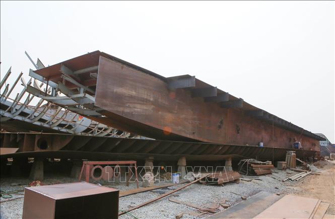 Thân tàu đóng mới đang trong quá trình vào khung sườn. Ảnh: Công Luật - TTXVN