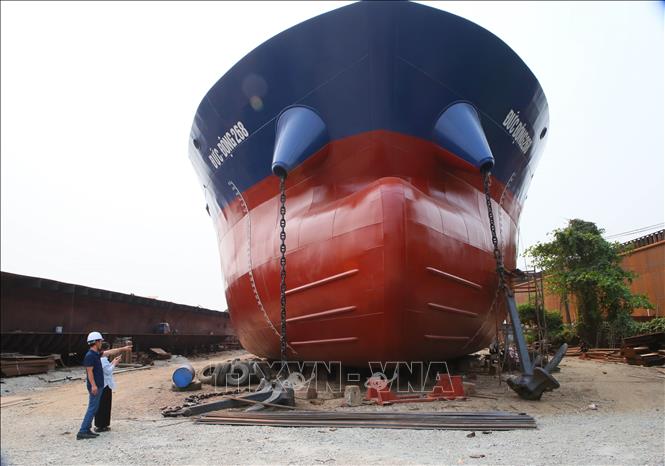 Con tàu đóng mới được hoàn thành, sẵn sàng bàn giao cho khách hàng. Ảnh: Công Luật - TTXVN