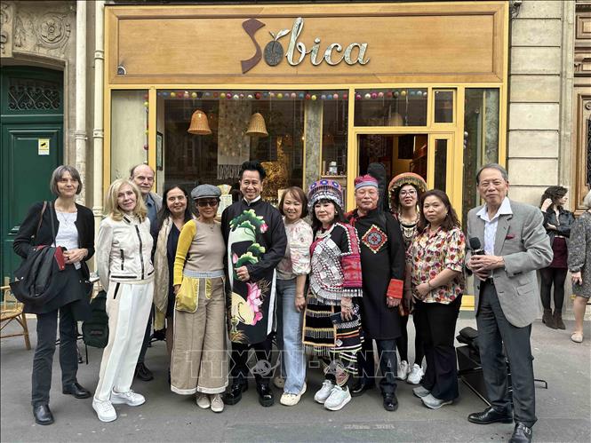 Đông đảo khách mời Pháp quan tâm tới văn hóa Việt Nam tới tham dự sự kiện tại tiệm trà Sobica. Ảnh: Ngọc Hiệp PV TTXVN tại Pháp