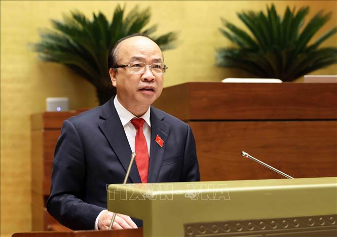 Chủ nhiệm Ủy ban Pháp luật và Tư pháp của Quốc hội Phan Chí Hiếu trình bày Báo cáo thẩm tra về 02 dự thảo: Nghị quyết của Quốc hội về việc thành lập thành phố Đồng Nai trực thuộc Trung ương; Nghị quyết của Quốc hội về thực hiện thí điểm chế định luật sư công. Ảnh: An Đăng - TTXVN