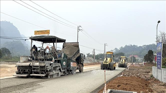 Đơn vị thi công đẩy nhanh tiến độ thi công tuyến đường cách mạng Tân Trào – Trung Yên, bảo đảm tiến độ thông xe trước ngày 19/5/2026. Ảnh: TTXVN phát